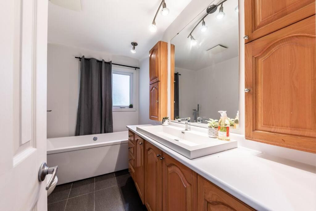 Spacious 4Br House Close To Dt Brossard Exterior photo